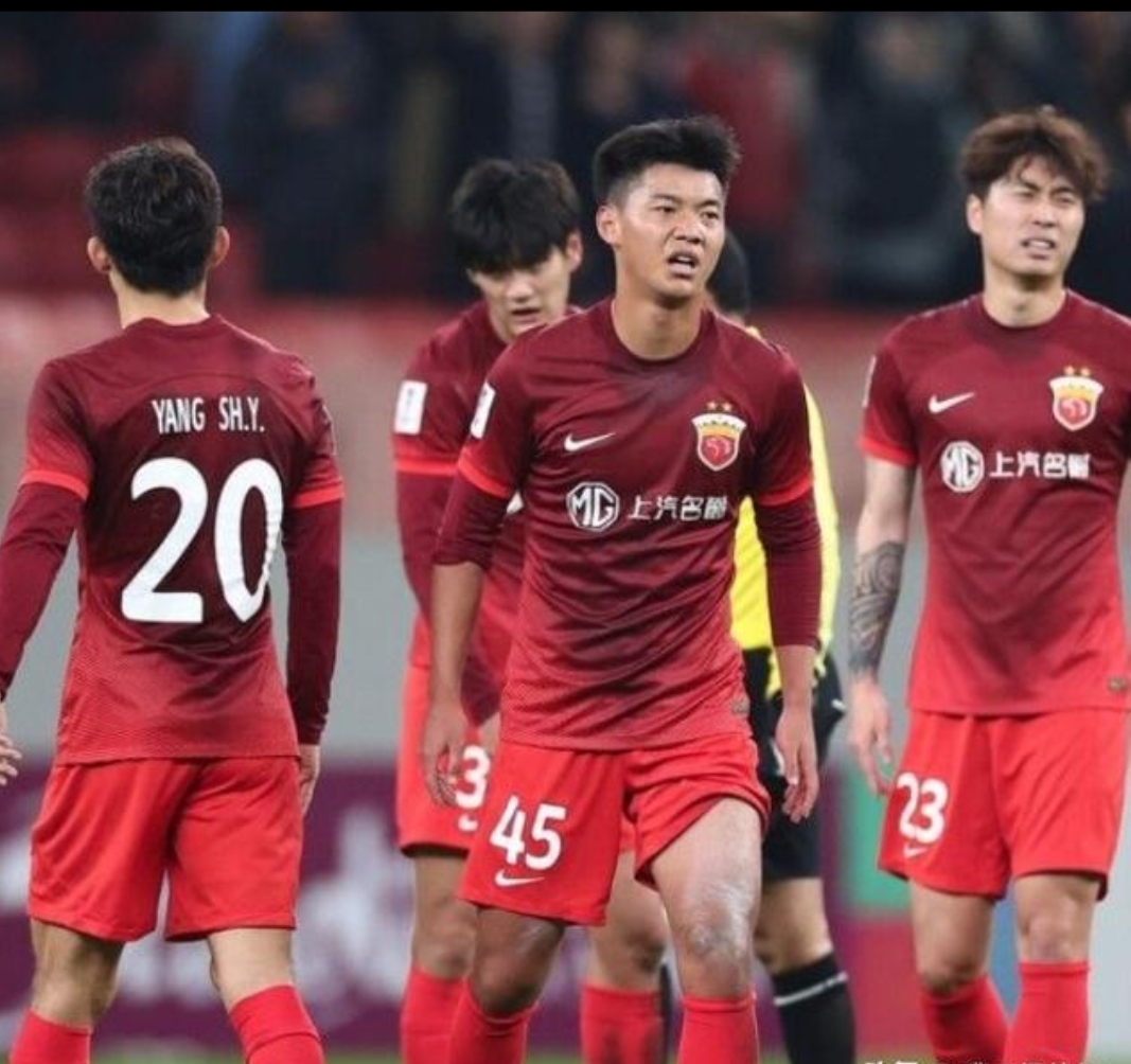 上海海港发布备战花絮,清晨篮板制胜,足总杯任务艰巨,更衣室氛围转暖的简单介绍 上海海港发布备战花絮,清晨篮板制胜,足总杯任务艰巨,更衣室氛围转暖的简单介绍