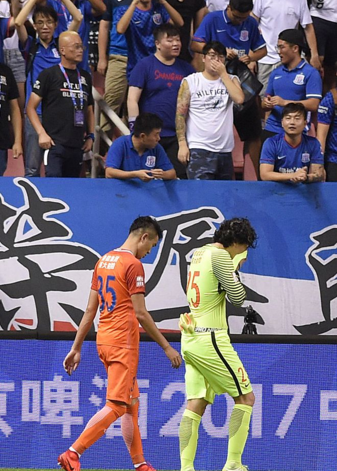 上海海港发布备战花絮,清晨篮板制胜,足总杯任务艰巨,更衣室氛围转暖的简单介绍 上海海港发布备战花絮,清晨篮板制胜,足总杯任务艰巨,更衣室氛围转暖的简单介绍